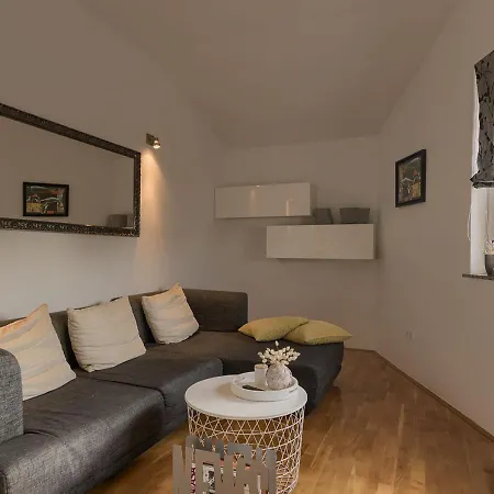 Leki - Newly Renovated, Modern Spot Póla