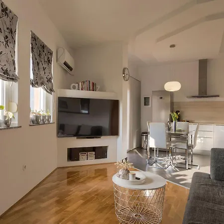 Apartman Leki - Newly Renovated, Modern Spot Póla