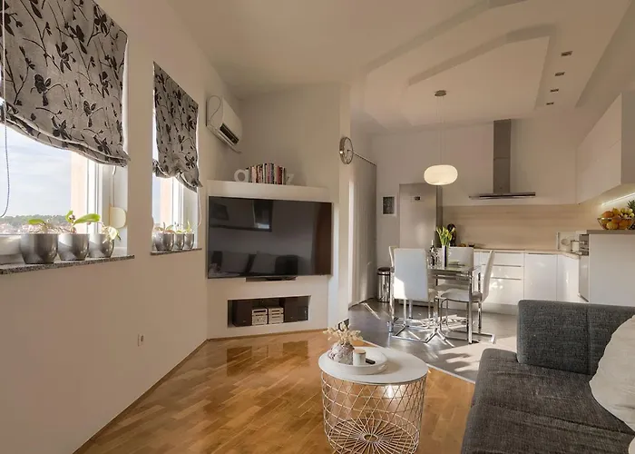 Apartman Leki - Newly Renovated, Modern Spot Póla