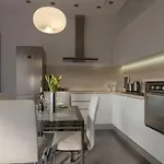 Leki - Newly Renovated, Modern Spot דירה