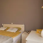 Leki - Newly Renovated, Modern Spot Apartmán *