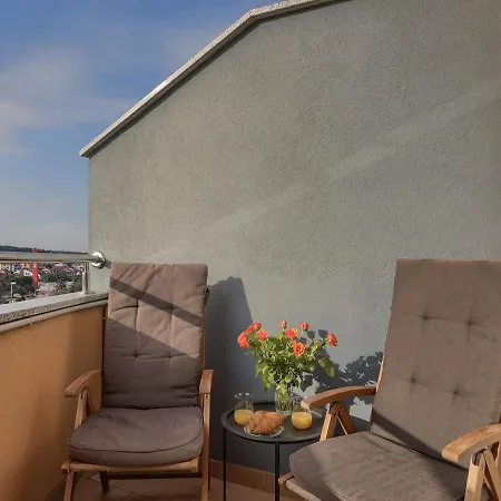 Leki - Newly Renovated, Modern Spot