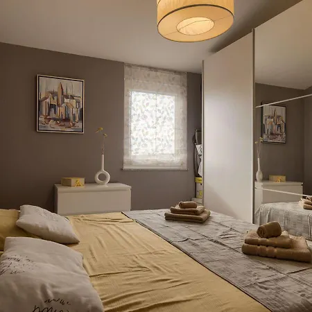 Leki - Newly Renovated, Modern Spot Daire